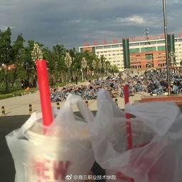 当军训遇到吃瓜群众,青春与汗水交织的瞬间